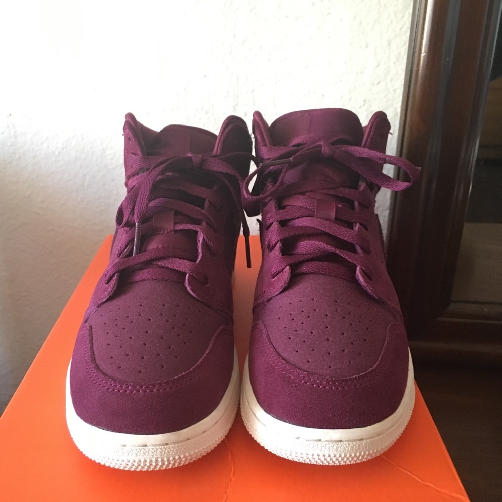 Air Jordan Retro 1 Mid Bordeaux